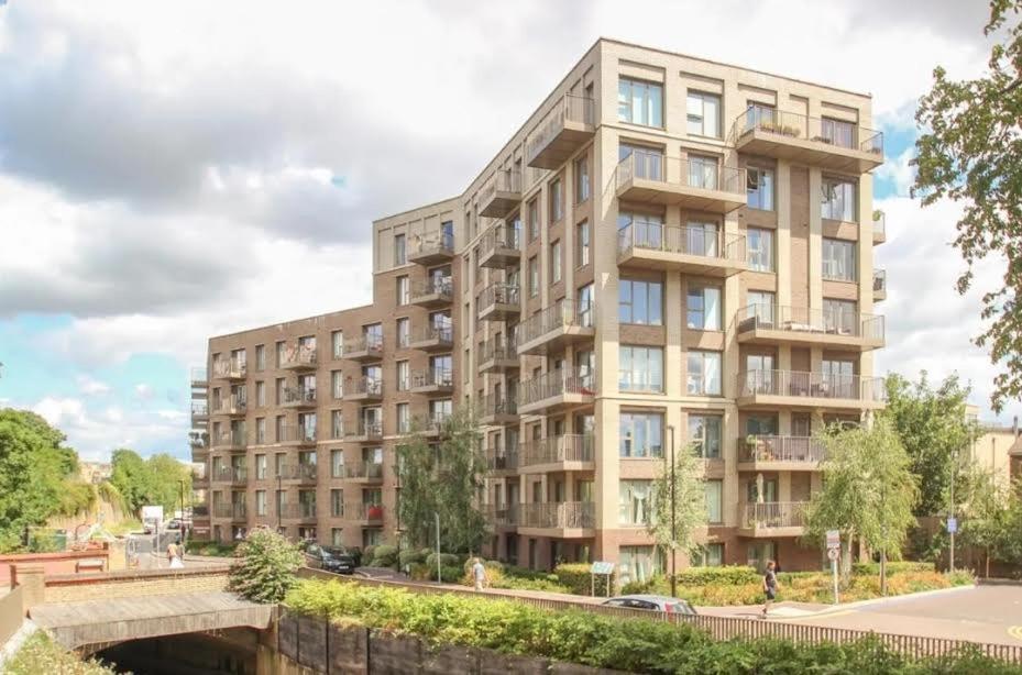 Spacious Modern 1-bedroom In Catford - Excellent Transport Links - Ideal For Long Apartment *