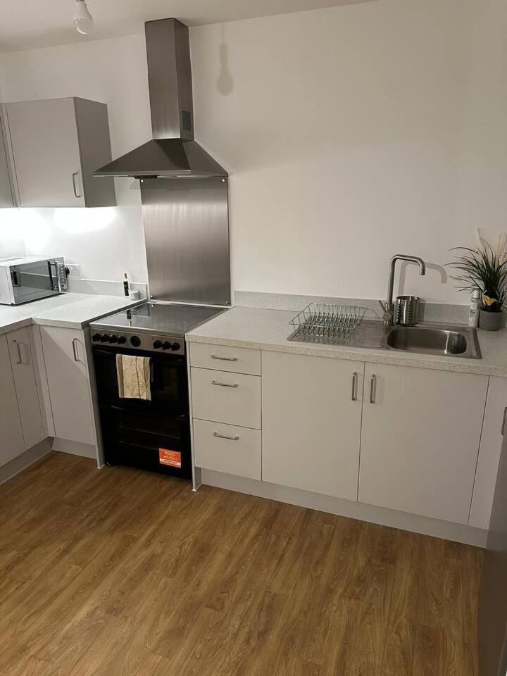 Spacious Modern 1-bedroom In Catford - Excellent Transport Links - Ideal For Long Apartment *